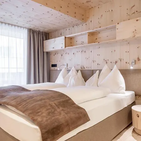 Olympia 4*